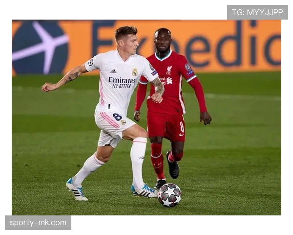 克罗斯中场组织力惊艳全场,精准传球引领球队进攻节奏