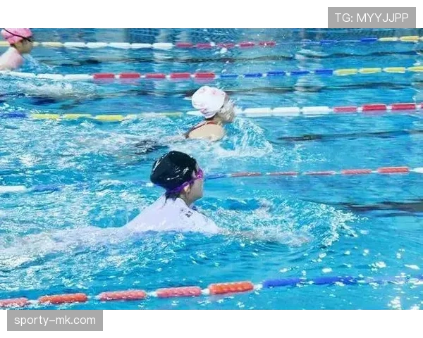 卡森·福斯特刷新青少年游泳纪录，展现未来之星潜力