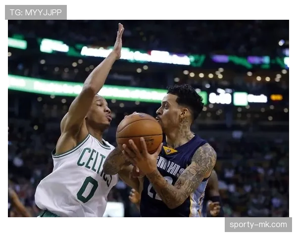 卡马文加防守站位解析：构筑后防铁闸的关键策略与实战表现