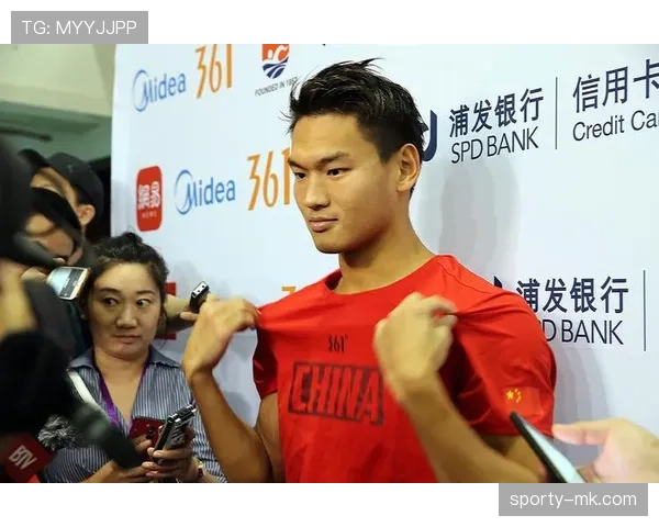 徐嘉余训练完直接去奢侈品店刷卡，柜姐以为他刚拍完广告